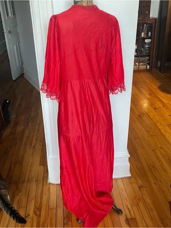 Red Lace-Trim Long Robe with button - Picture 4 of 4